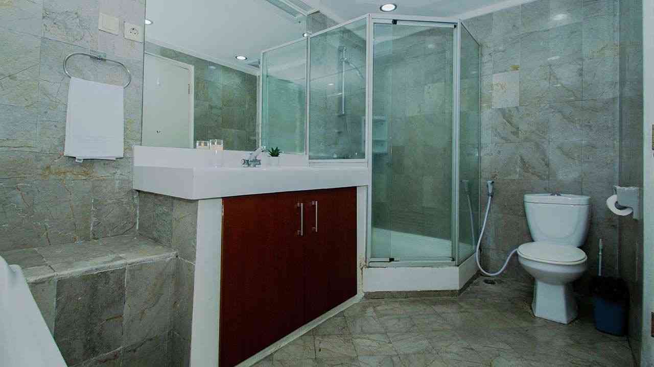 Bathroom Kemang Apartment by Pudjiadi Prestige