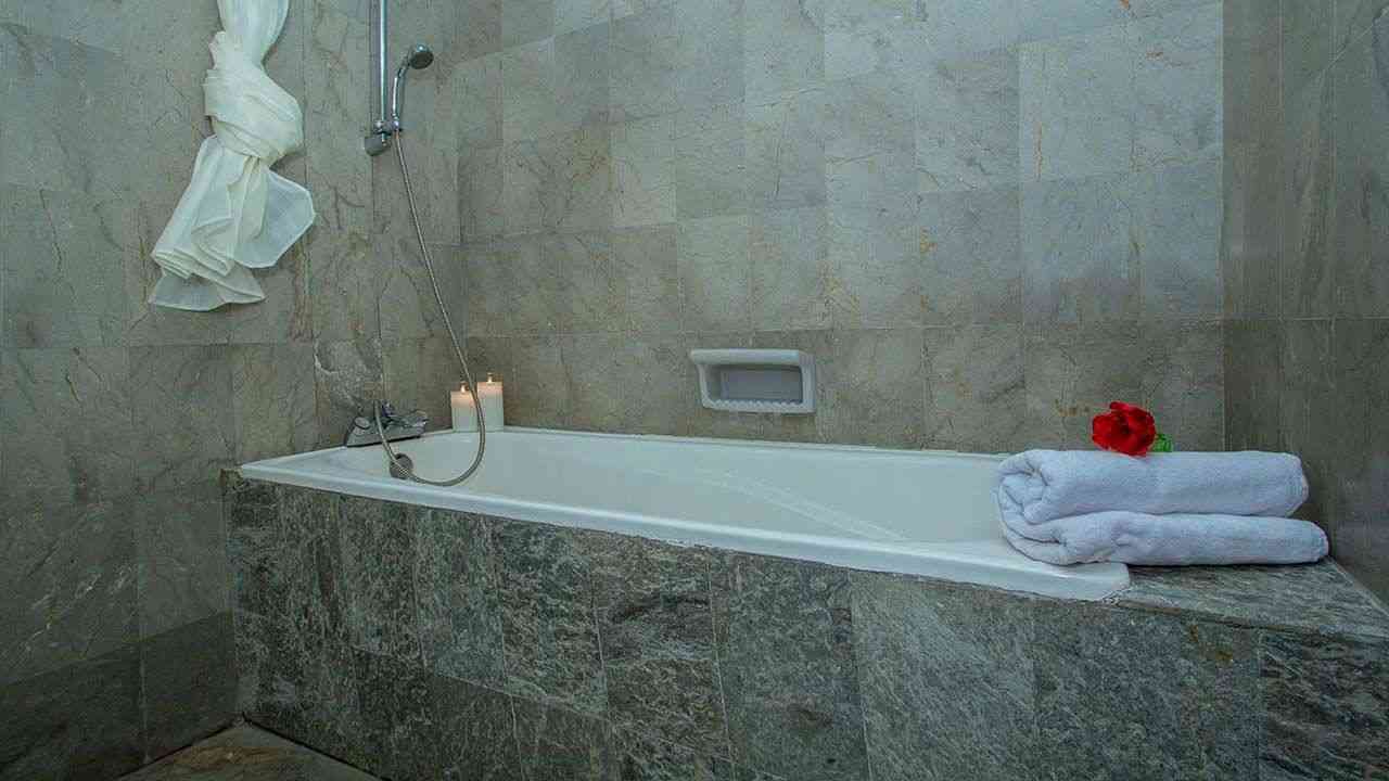 Bathtub Kemang Apartment by Pudjiadi Prestige