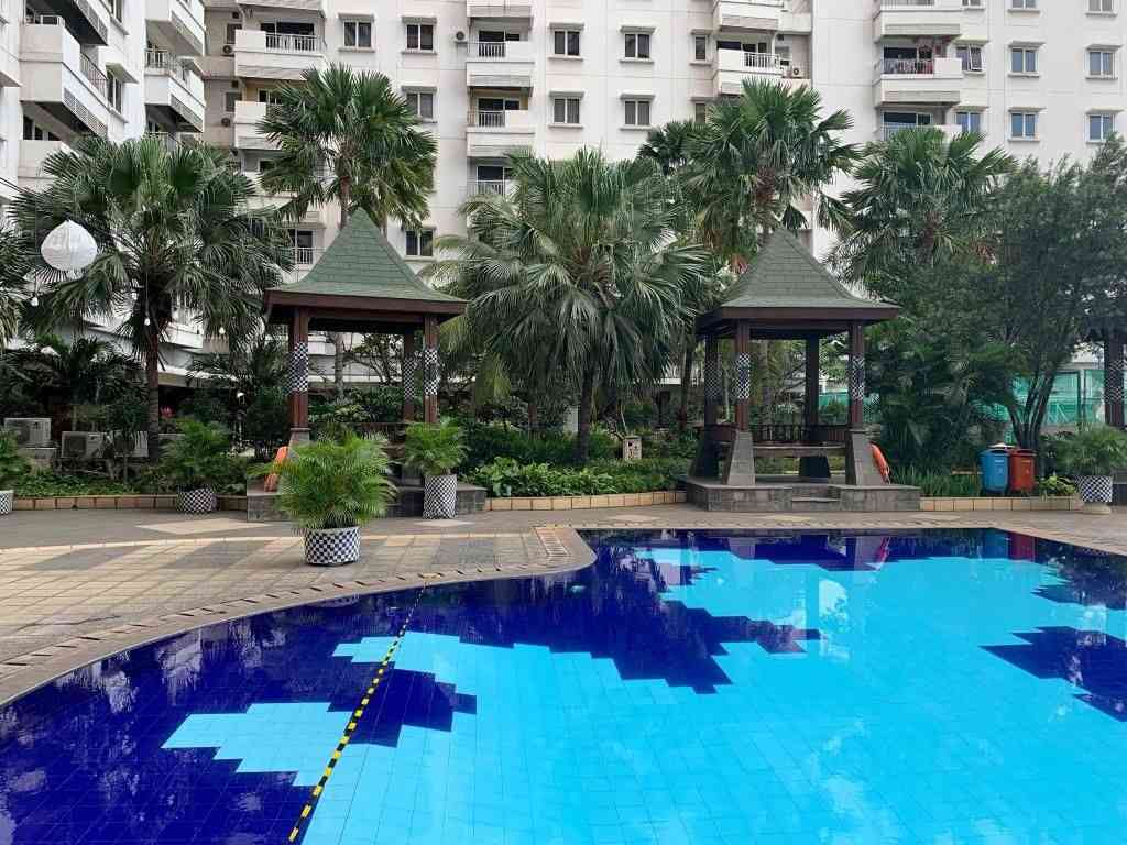 Kolam renang Swimming pool Poins Square Apartemen