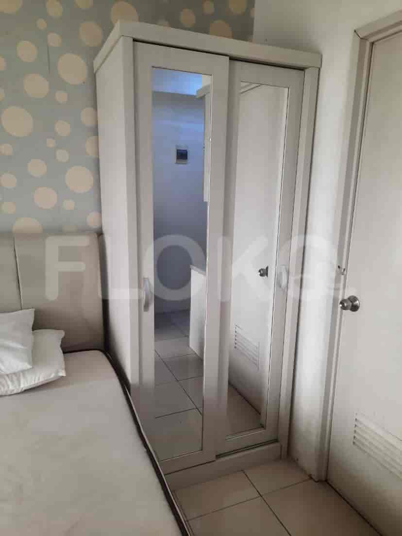 Kamar tidur dengan tempat tidur, lemari dan dinding bermotif.