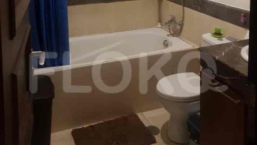 Bathroom with a bathtub and toilet.