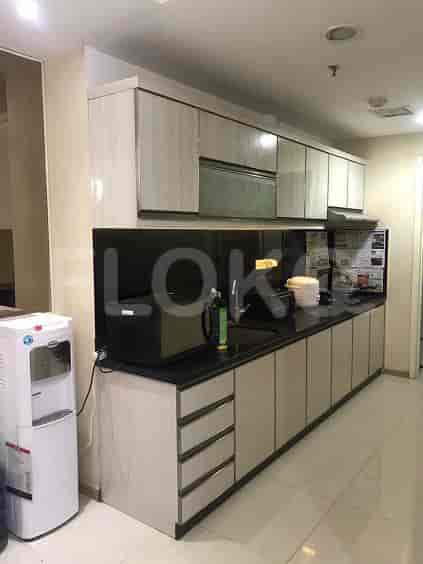 Kamar mandi kontemporer dengan kandang shower kaca dan perlengkapan modern.