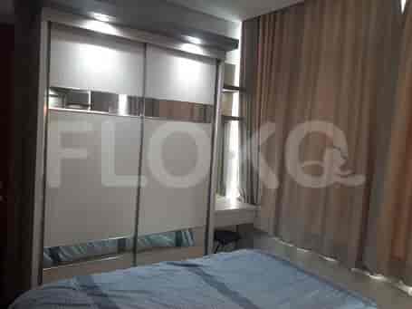 Kamar tidur yang menampilkan lemari pakaian dan tempat tidur dengan aksen biru.