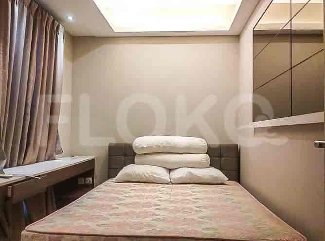 Kamar tidur dengan tempat tidur, meja, dan cermin.