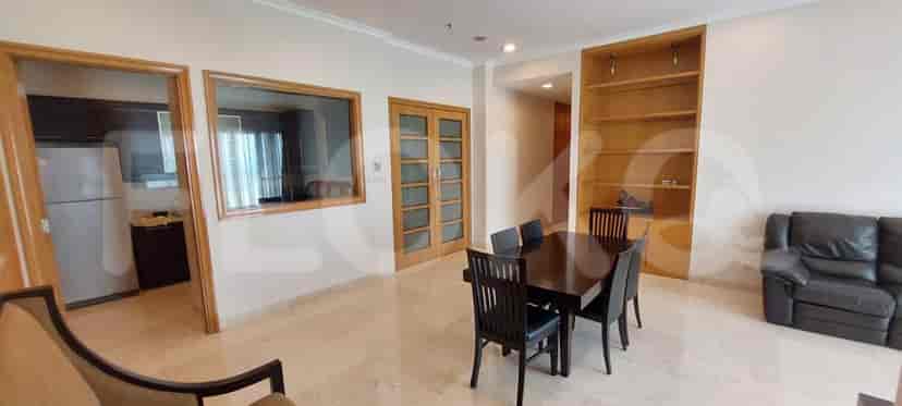Area ruang tamu dan makan gabungan dengan lantai marmer dan tata letak terbuka.