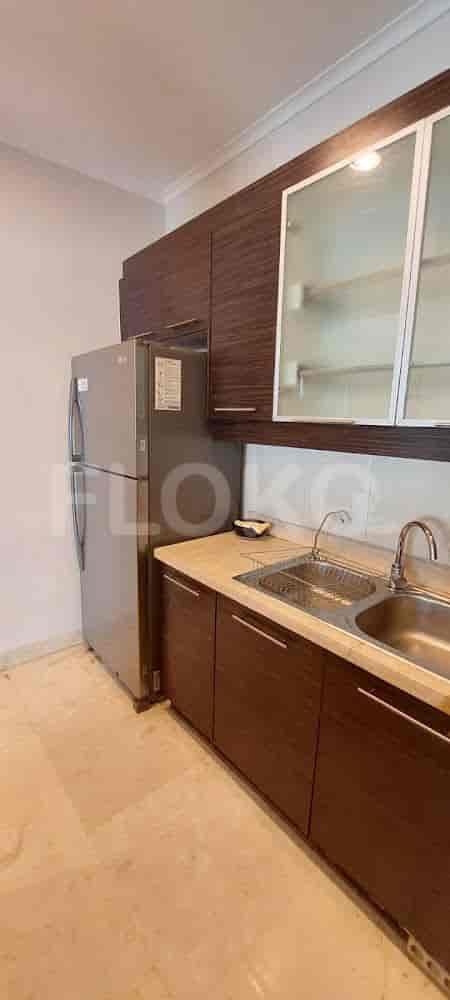Dapur yang dilengkapi dengan lemari kayu gelap dan peralatan modern.