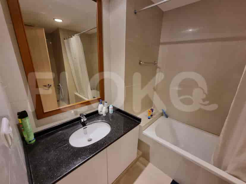 Modern bathroom with a bathtub, sink, and large mirror.