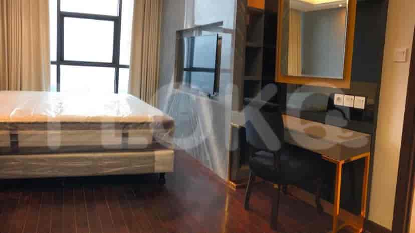A bedroom featuring a king-size bed and a dressing table with a mirror.