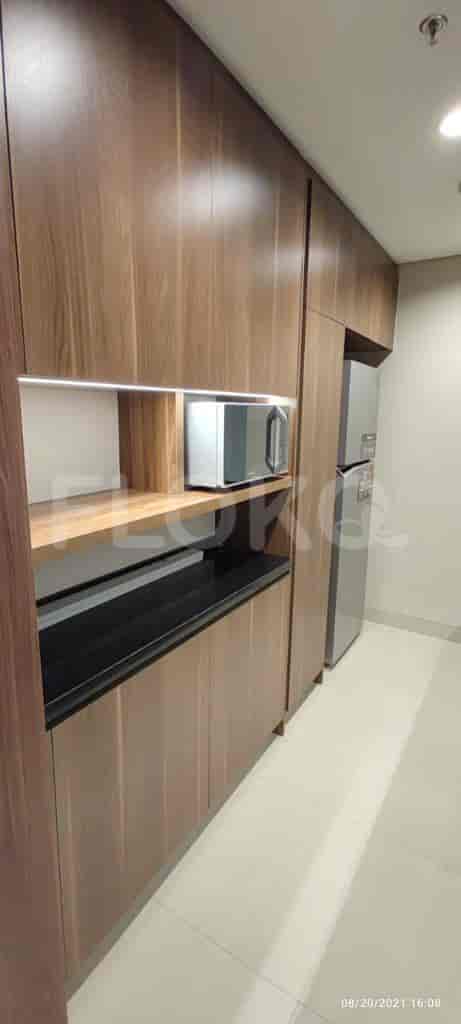 A kitchen with wooden cabinetry and appliances.