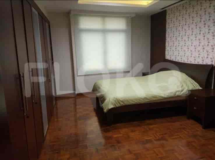 A bedroom with a bed and closet.