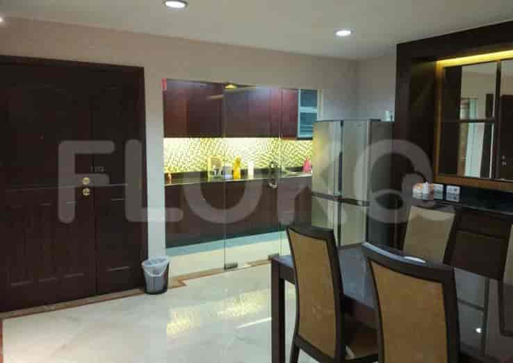 A combination kitchen and dining area.