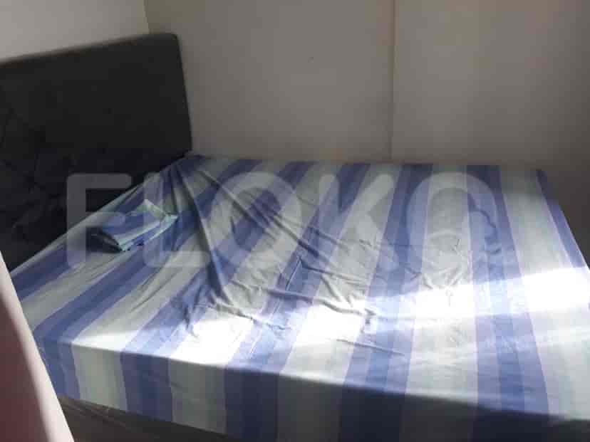 A bedroom with a double bed.