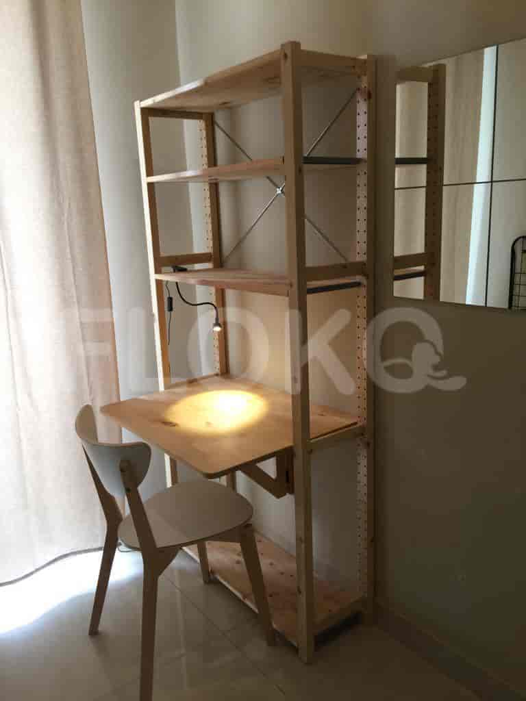 Area kantor rumah dengan meja kayu dan kursi.