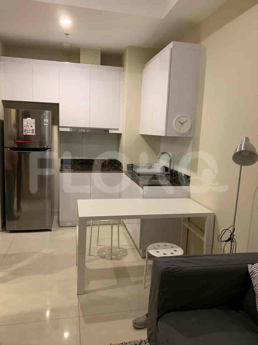 Dapur dengan peralatan modern dan meja makan.