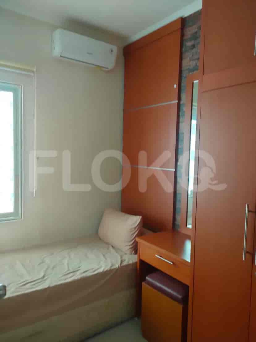 Kamar tidur kecil dengan tempat tidur single dan lemari.
