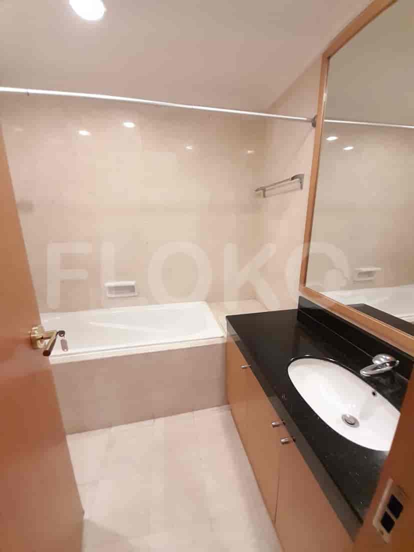 Bathroom with a bathtub and a mirror.