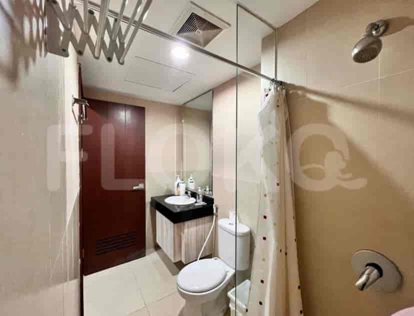 Kamar mandi dengan shower, wastafel, dan toilet.