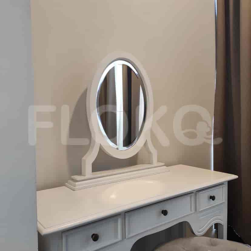 Meja rias di kamar tidur.