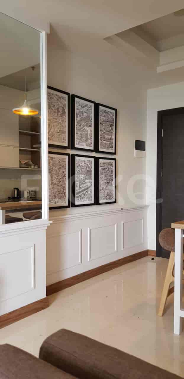 Living room with decor, white walls, and a kitchen.