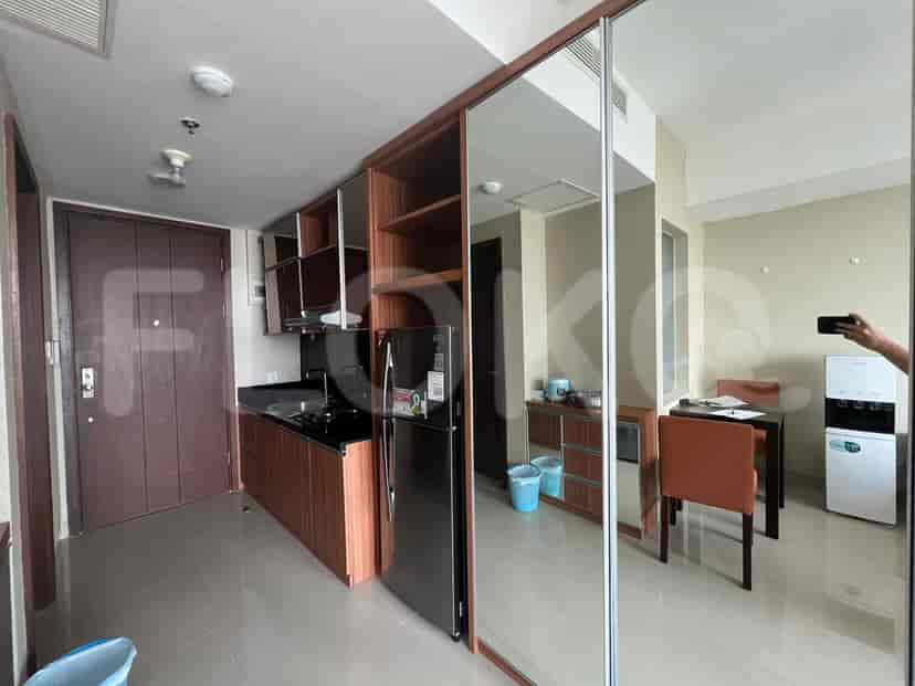 Area dapur kecil dengan peralatan dan lemari.