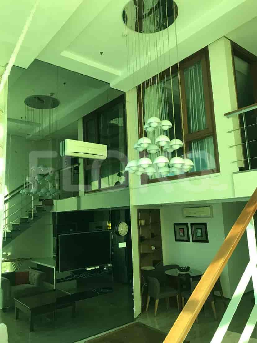 Ruang tamu dua lantai dengan dapur, ruang makan, dan ruang tamu.