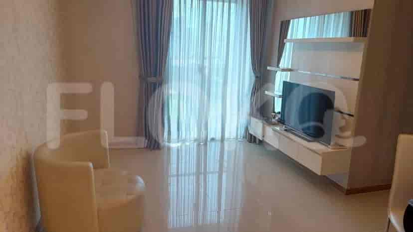 Kamar mandi ringkas yang menampilkan toilet, pancuran dengan pancuran tangan, dan mesin cuci.