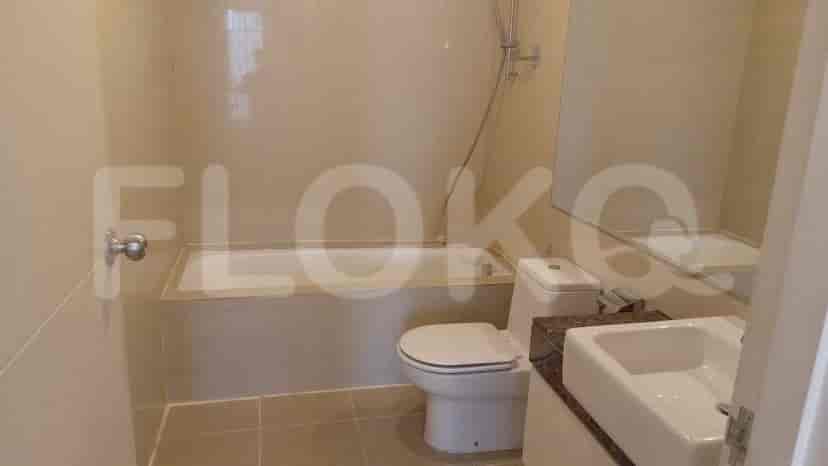 A bathroom with a bathtub, toilet, and vanity.