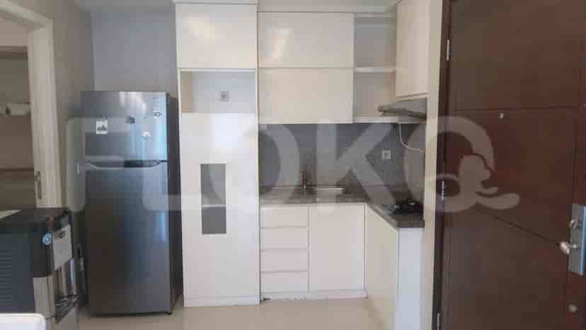 Ruang tamu dengan sofa modern, meja makan, dan pemandangan melalui jendela besar.