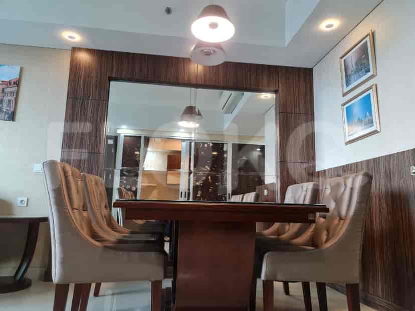Another angle view of dining area.