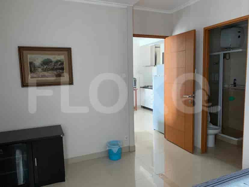 View of the entrance, with access to the kitchen and bathroom.