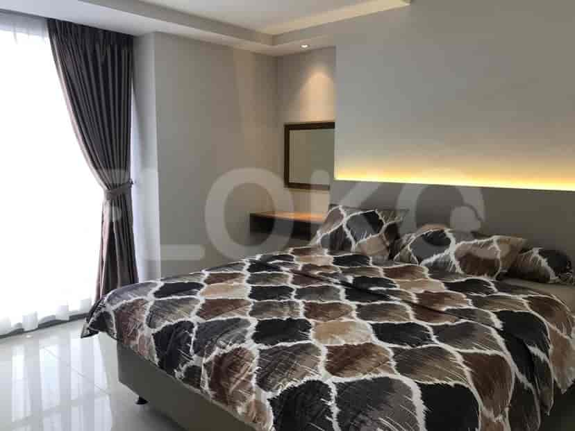 Cozy bedroom featuring a double bed, curtains, and a mirrored wall.
