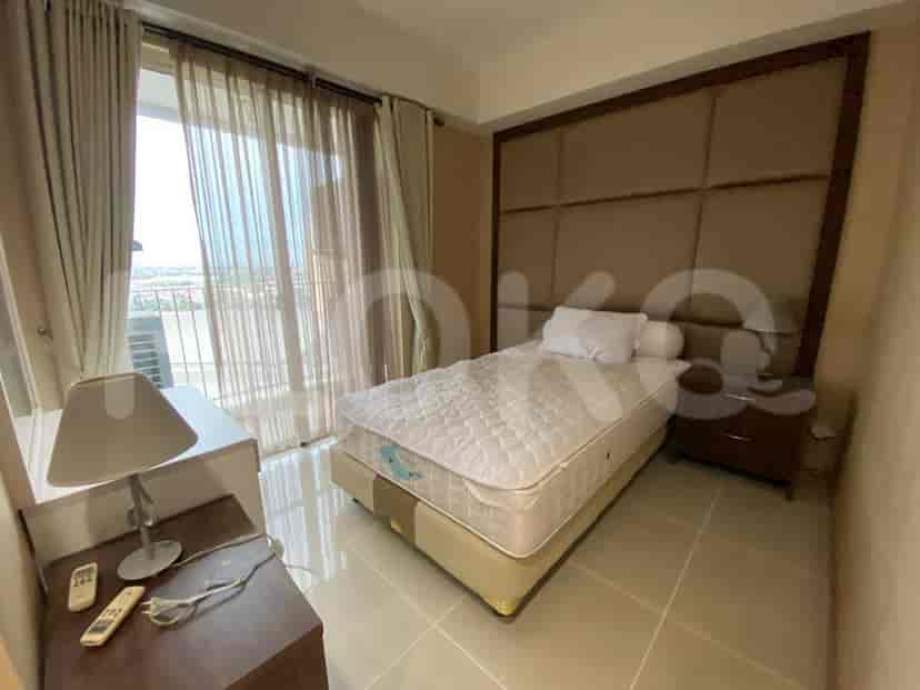 Kamar tidur dengan tempat tidur dan pemandangan.