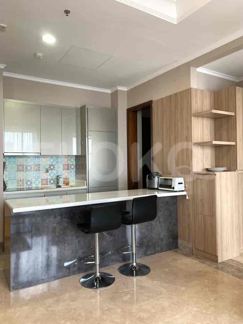 Dapur modern dengan meja sarapan dan peralatan stainless steel.