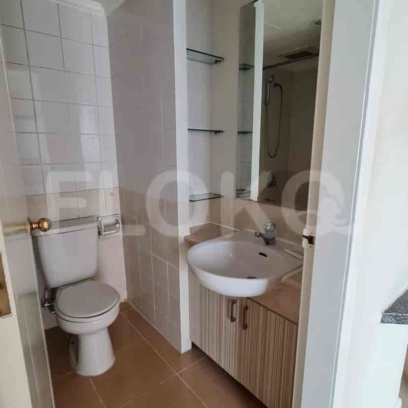 Another view of the bathroom with toilet and washbasin.