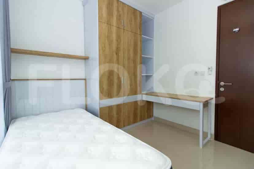 Bedroom with a single bed, wardrobe, and desk.
