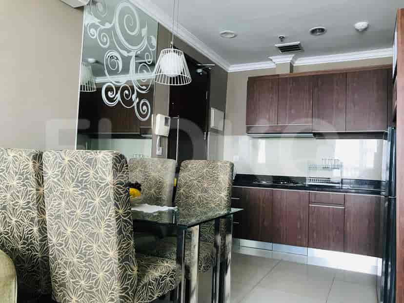 Area makan modern dengan dapur yang berdekatan.