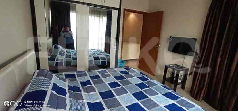 Kamar tidur dengan tempat tidur dan lemari.