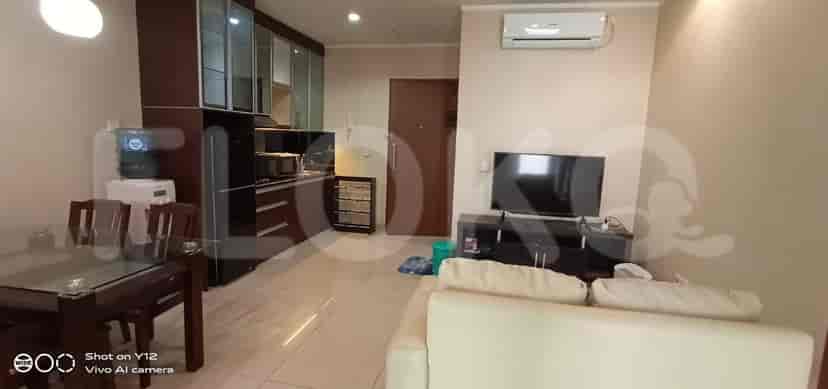 Ruang tamu dengan sofa dan dapur.