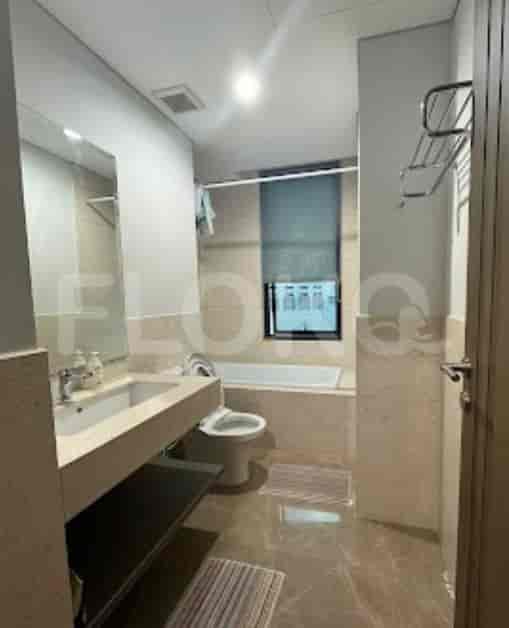 Kamar mandi yang dirancang dengan baik dengan bak mandi dan perlengkapan modern.