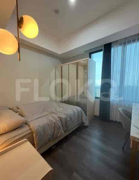 Kamar tidur modern yang menampilkan tempat tidur ganda dan lemari besar.