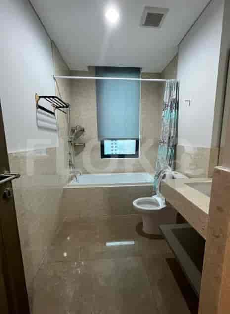 Kamar mandi dengan bak mandi dan perlengkapan modern.