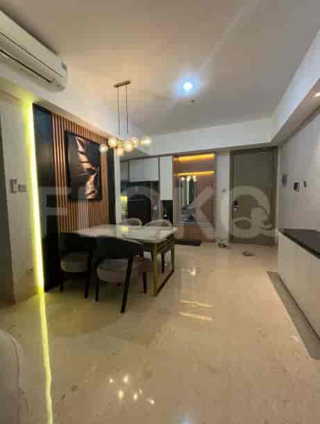 Area makan dengan meja makan, kursi, dan lampu gantung modern.