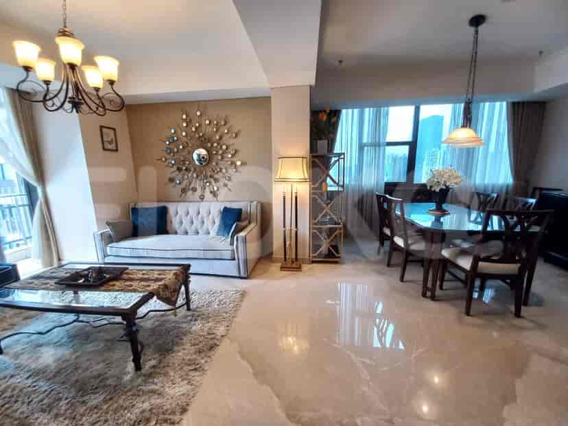 Ruang tamu mewah dengan sofa berumbai, dekorasi modern, dan area makan yang berdekatan dengan pemandangan kota.