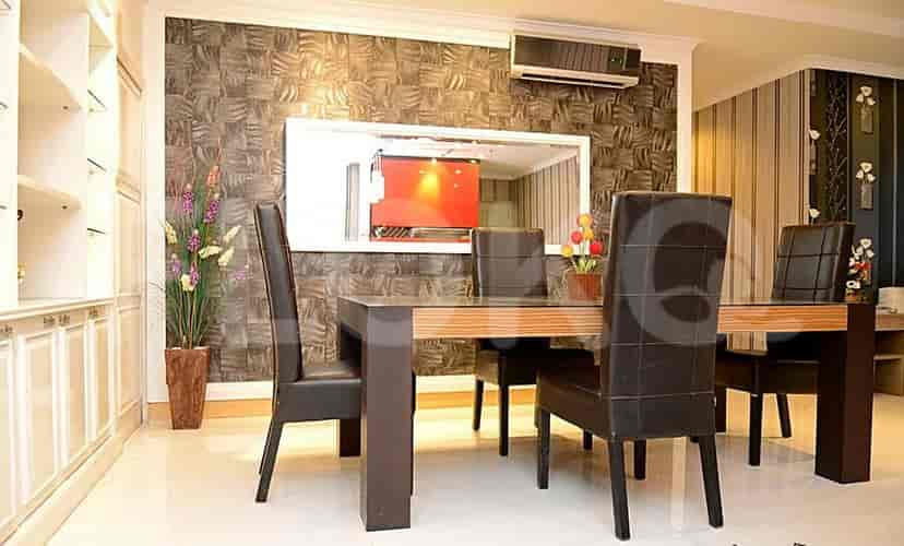 Dining room with a table and chairs.