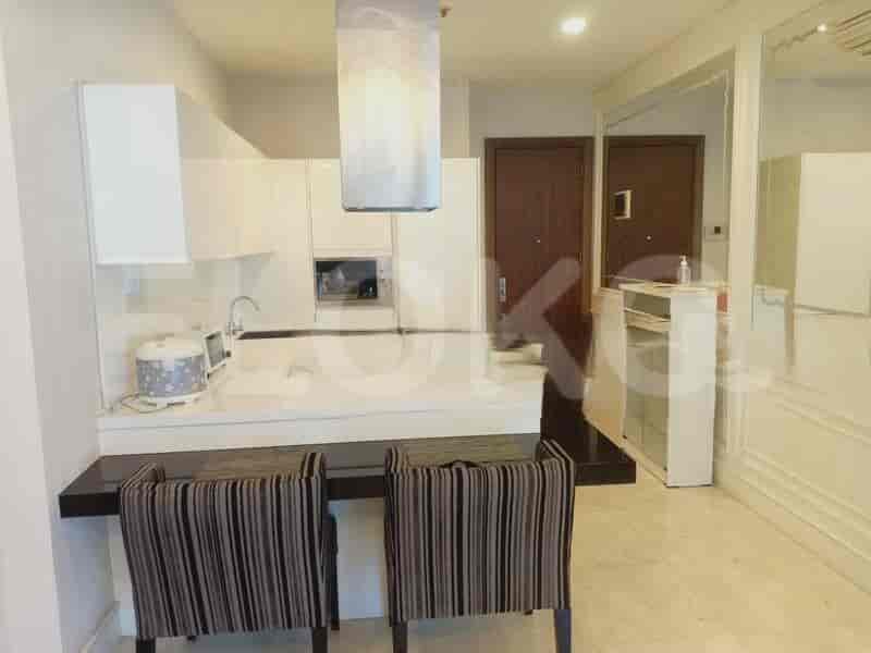 Kitchen with a breakfast bar and modern appliances.