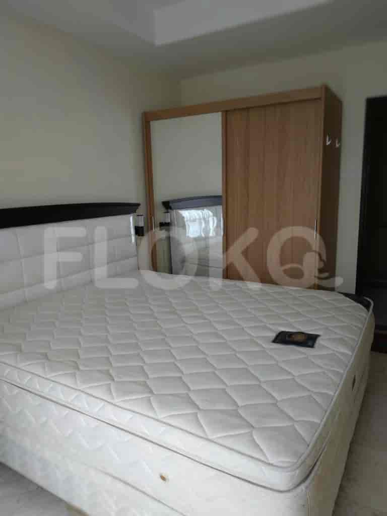 Bedroom with a double bed and wooden sliding closet.