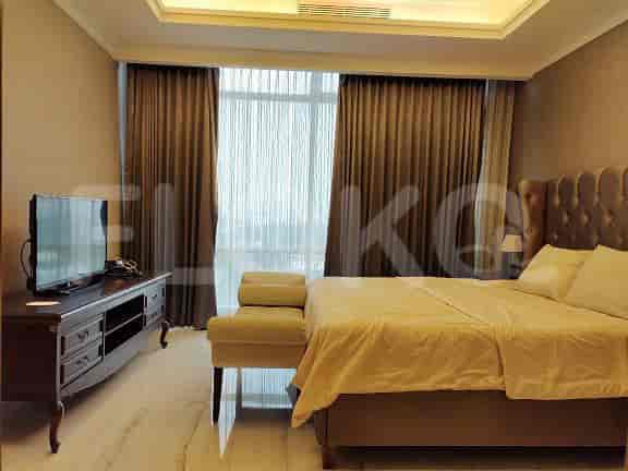 Bedroom with a television and bed, offering a comfortable and functional space.