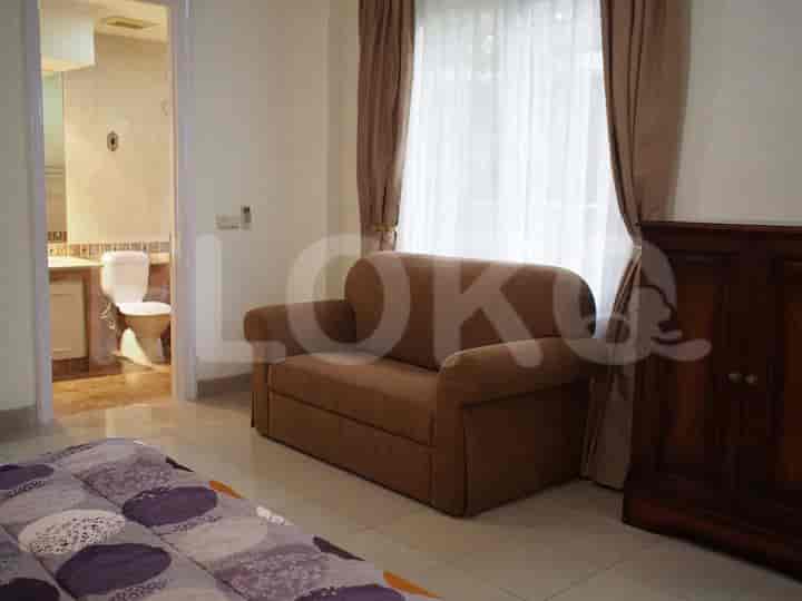 Bedroom with a double bed and view to the bathroom.