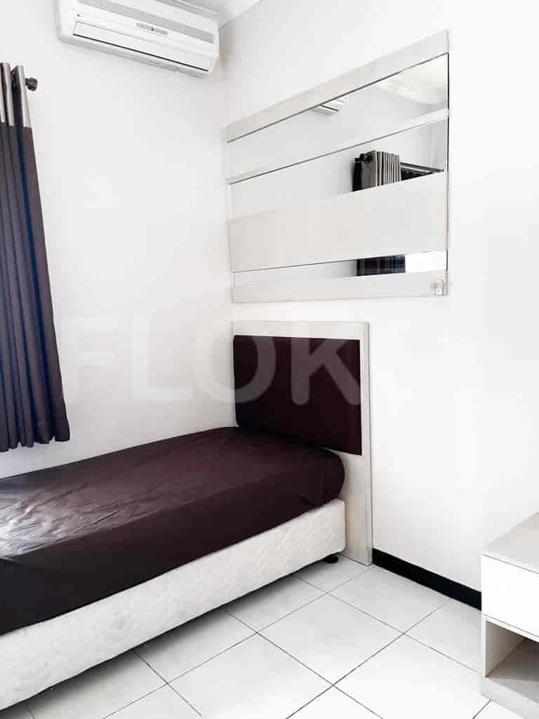 A small bedroom with a single bed.