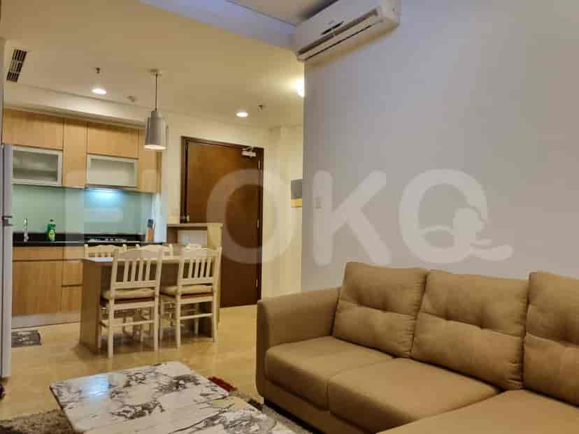 Pemandangan ruang tamu dan dapur kecil di sebelahnya.